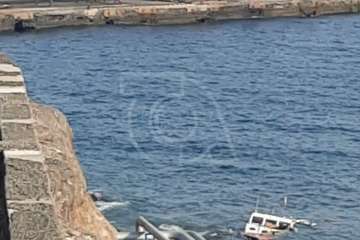 Una embarcación se hunde en el muelle industrial de Salinetas/TA.